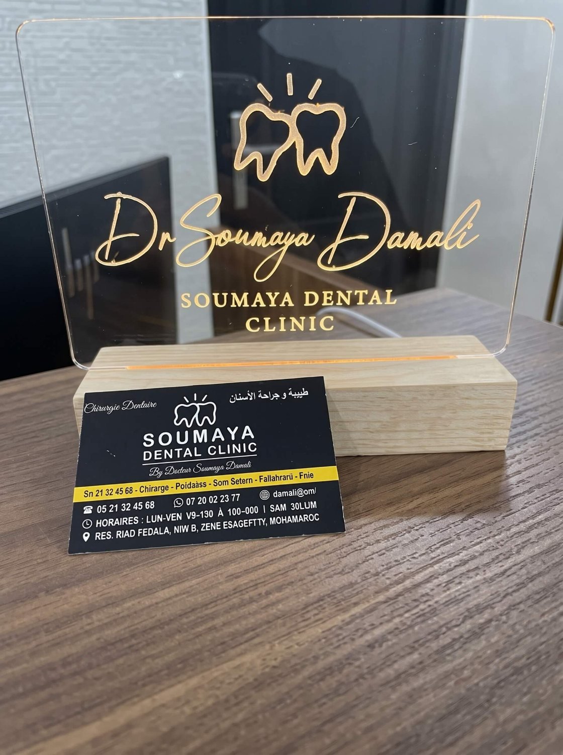 Enseigne lumineuse Dr Soumaya Damali à l’accueil du cabinet